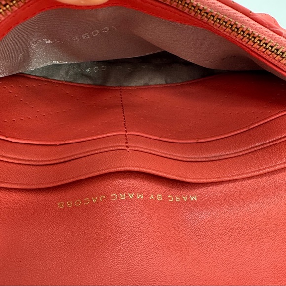 Marc Jacob’s Leather Crossbody in Coral w/ Chain Strap & Card Slots! - Picture 4 of 8